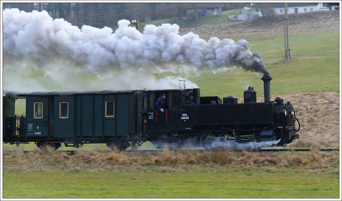 298.102 der ÖGEG auf der Steyrtalbahn am 8.12.2016 zwischen Aschach und Sommerhubermühle. Leider mit zu geringer Verschlusszeit.