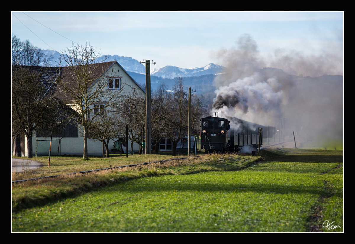 298.102 der Steyrtalbahn auf der Fahrt von Grünburg nach Steyr, fotografiert nahe  Aschach an der Steyr.  10_12_2017