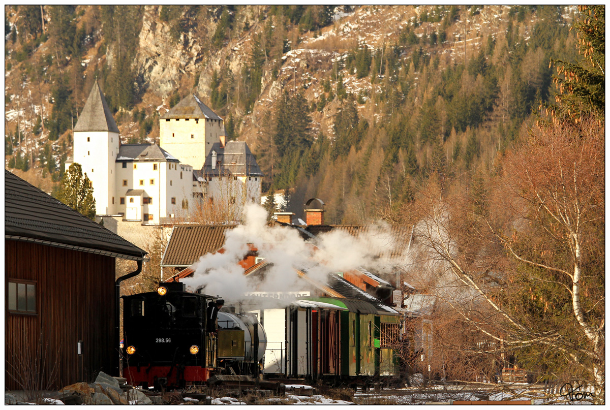 298.56 der Taurachbahn, fährt mit einem Güterzug von Mauterndorf nach Sankt Andrä im Lungau und wieder retour, hier zu sehen mit der Burg Mauterndorf im Hintergrund. 
29.12.2018
