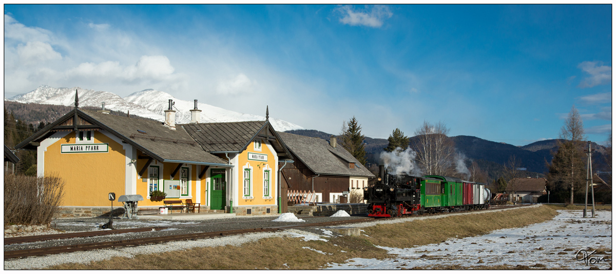 298.56 der Taurachbahn, fährt mit einem Güterzug von Mauterndorf nach Sankt Andrä im Lungau und wieder retour, hier zu sehen beim Halt in Mariapfarr. 
29.12.2018