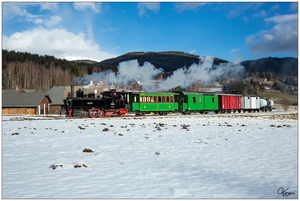 298.56 der Taurachbahn, fährt mit einem Güterzug von Mauterndorf nach Sankt Andrä im Lungau und wieder retour. St. Andrä 29.12.2018