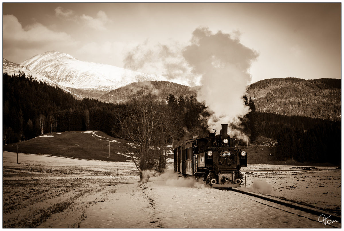 298.56 der Taurachbahn, fährt mit einem Güterzug von Mauterndorf nach Sankt Andrä im Lungau und wieder retour. 
Lintsching 29.12.2018
