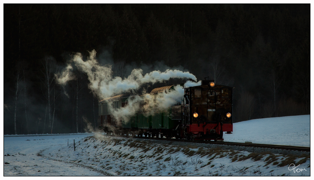 298.56 der Taurachbahn, fährt mit einem Winterzug von Mauterndorf nach Sankt Andrä im Lungau und wieder retour, hier zu sehen nahe Lintsching. 29.12.2018
