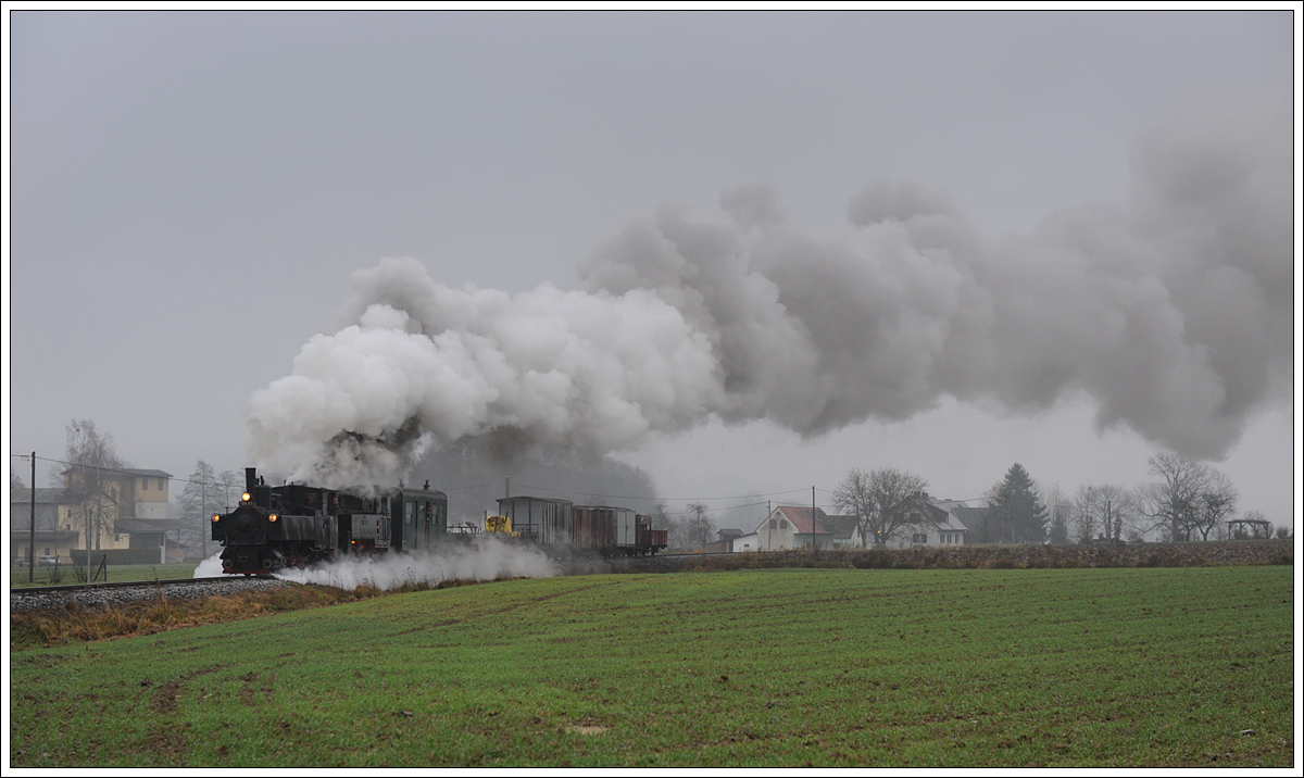 298.56 (U 6) und 764.411R mit ihrem Fotogüterzug kurz nach der Ausfahrt aus der Haltestelle Herbersdorf am 29.11.2014.