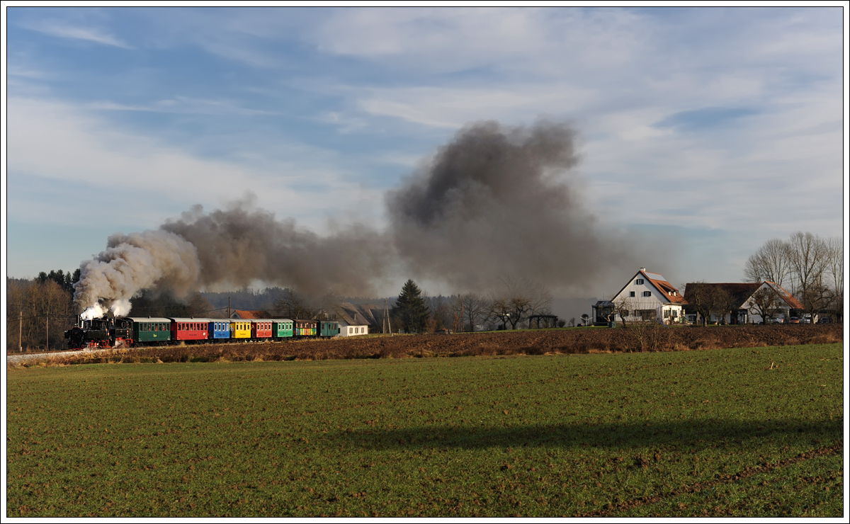 298.56 (U 6) als Vorspann vor 764.411R mit dem Christkindlzug am 24.12.14 wenige Meter nach der Haltestelle Öhlmühle Herbersdorf, welche rechts am Bild zu sehen ist.