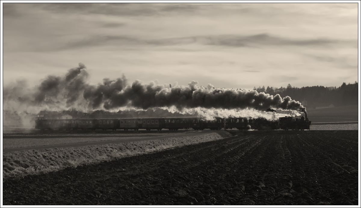 298.56 (U 6) als Vorspann vor 764.411R mit dem Christkindlzug am 24.12.14 in Neudorf/Stainztal.