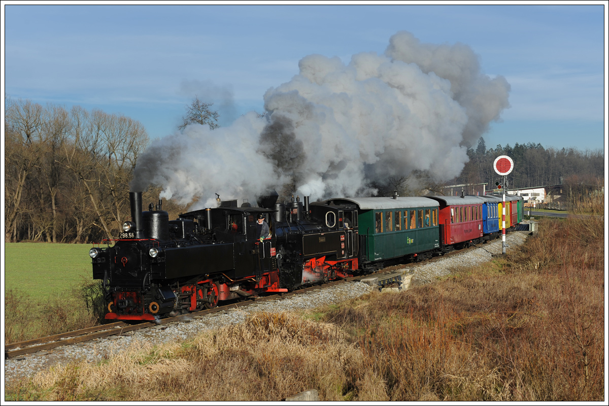 298.56 (U 6) als Vorspann vor 764.411R mit dem Christkindlzug am 24.12.14 beim Deckungssignal in Wohlsdorf.