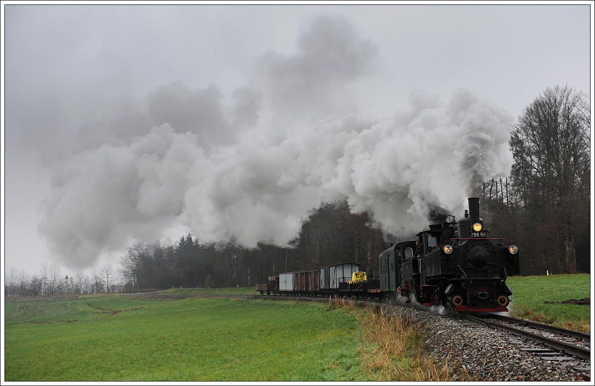 298.56 (U 6) als Vorspann vor 764.411R mit ihrem Fotogüterzug kurz nach der Haltestelle Neudorf/Stainztal am 29.11.2014.