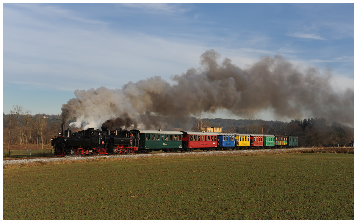 298.56 (U 6) als Vorspann vor 764.411R mit dem Christkindlzug am 24.12.14 kurz nach der Haltestelle Ölmühle Herbersdorf.