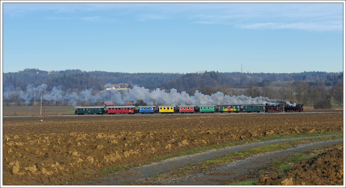 298.56 (U 6) als Vorspann vor 764.411R mit dem Christkindlzug am 24.12.14 auf der Fahrt von Stainz nach Preding kurz vor Kraubath aufgenommen.