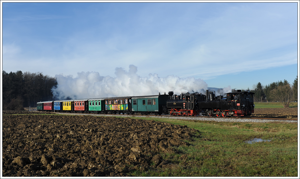 298.56 (U 6) als Vorspann vor 764.411R mit dem Christkindlzug am 24.12.14 auf der Fahrt von Stainz nach Preding kurz vor der Haltestelle Öhlmühle Herbersdorf aufgenommen.
