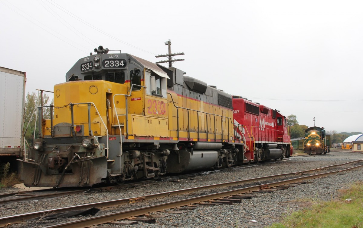 29.9.2013 White River Junction, VT. LLPX (Locomotive Leasing Partners) 2334 und VTR 307