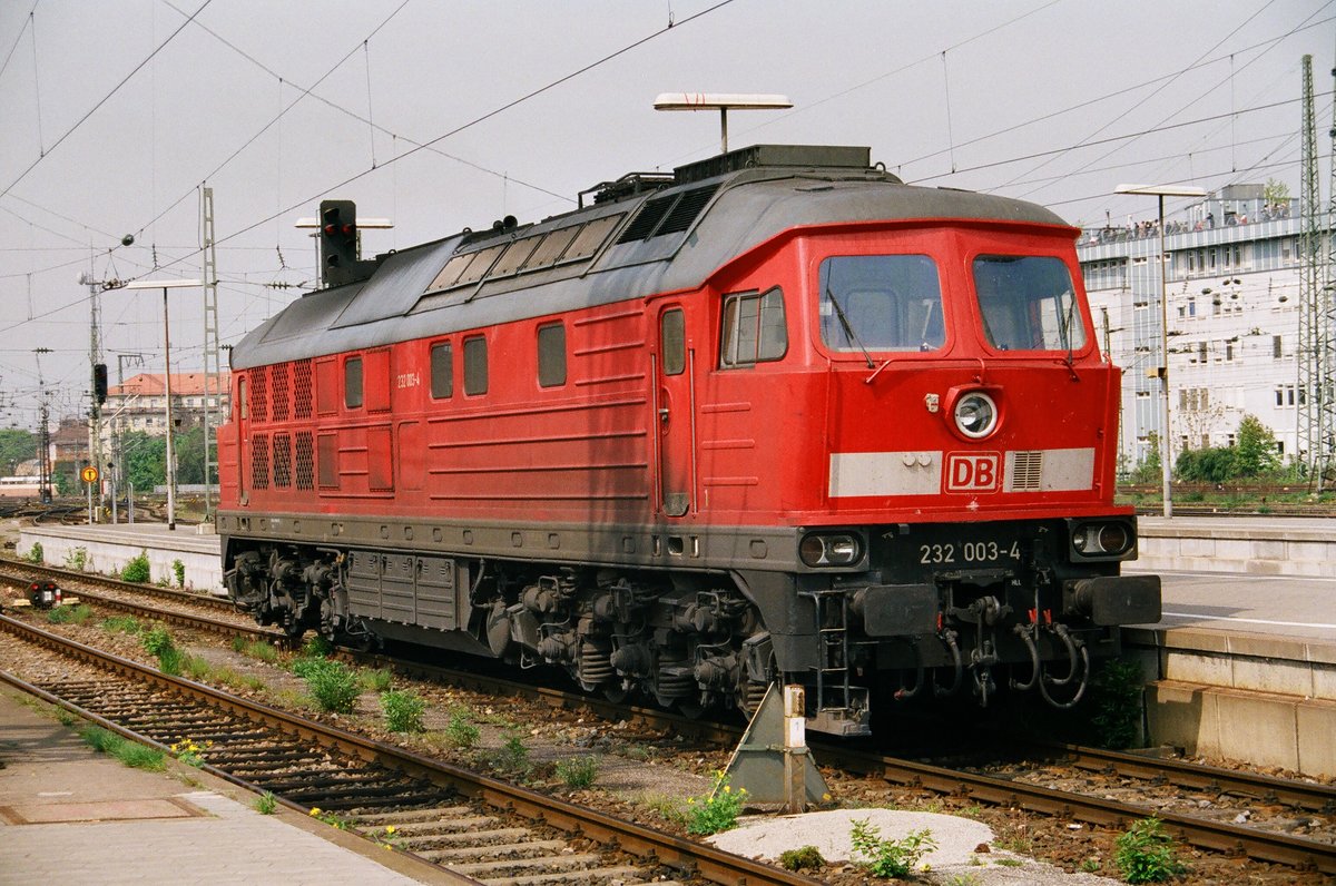 29.April 2004, Nürnberg Hbf, Lok DB 232 003 wartet auf die nächste Leistung. Sie wurde 1974 an die DR als 132 003 ausgeliefert. Am 24.11.2009 ist sie z-gestellt und 2014 nach Magdeburg zur Verschrottung überführt worden.