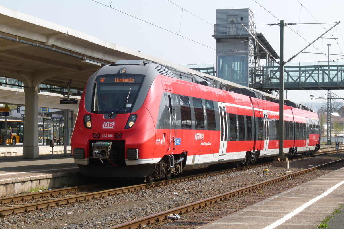 2.April 2014, Bahnhof Sonneberg. ET 442 105 steht als RE 4121 nach Lichtenfels zur Abfahrt bereit.
