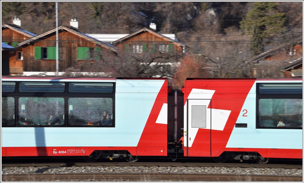 2.Klasse Panoramawagen des Glacier Express bei Ems Werk. (26.01.2016)