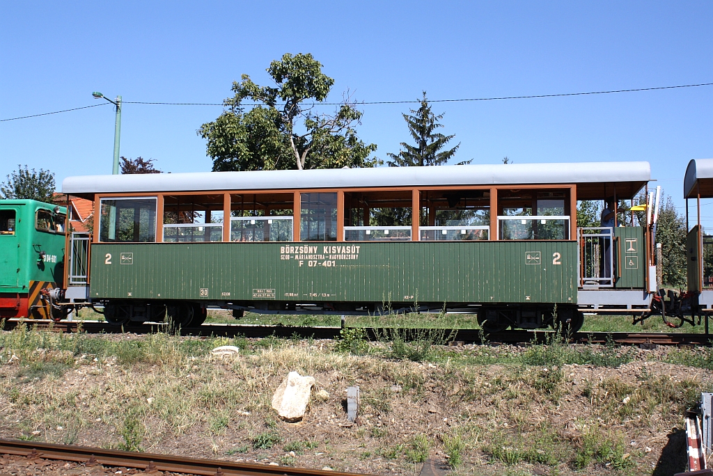 2.Klasse Wagen F 07-401 der B�rs�ny Kisvas�t am 07.September 2013 in der Hst. Szob.

