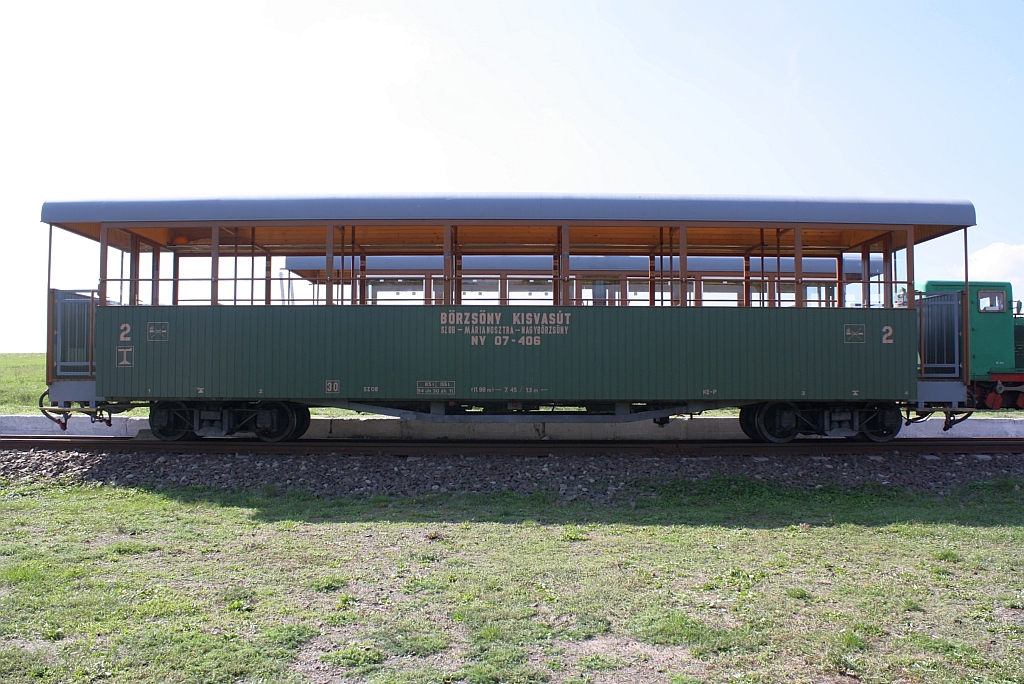 2.Klasse Wagen NY 07-406 am 28.September 2013 auf der Brsny Kisvast in der Endstelle Mrianosztra.

