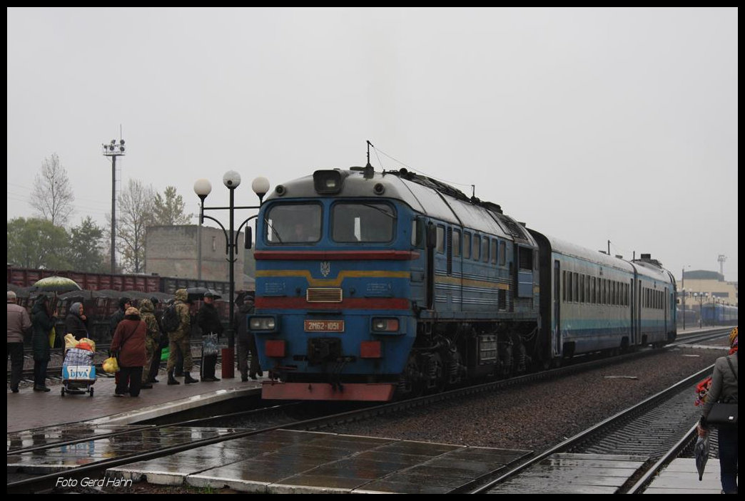 2M62-1051, allerdings nur eine Hälfte der Doppellok, stand am 12.10.2016 im Bahnhof Kolomea und ersetzte einen Triebwagen Kopf eines D 1. Der Zug fuhr wenig später in die Karpaten ab.
