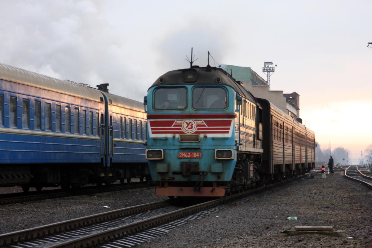 2M62-1114 fährt mit einem Personenzug am 20.2.2008 in Kolomea ein.