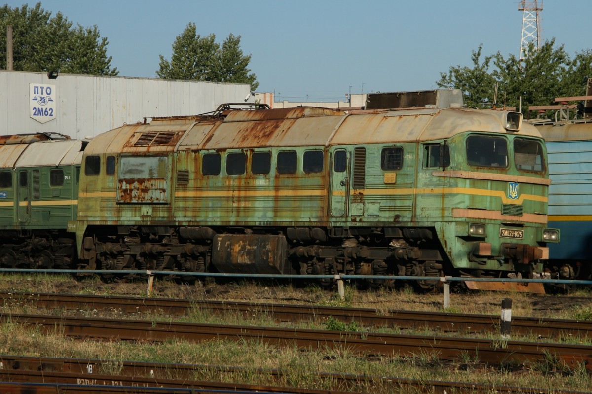 2M62U-0175 in der Schrott oder Ersatzteillager Ecke des Depots in Lviv. Bild am 20.08.2015. Es hat dort übrigens keinen Interessiert das ich Bilder mache. Manchmal gibts dort schon etwas ärger in der Ukraine. Je weiter westlich man ist in diesem Land, desto besser!