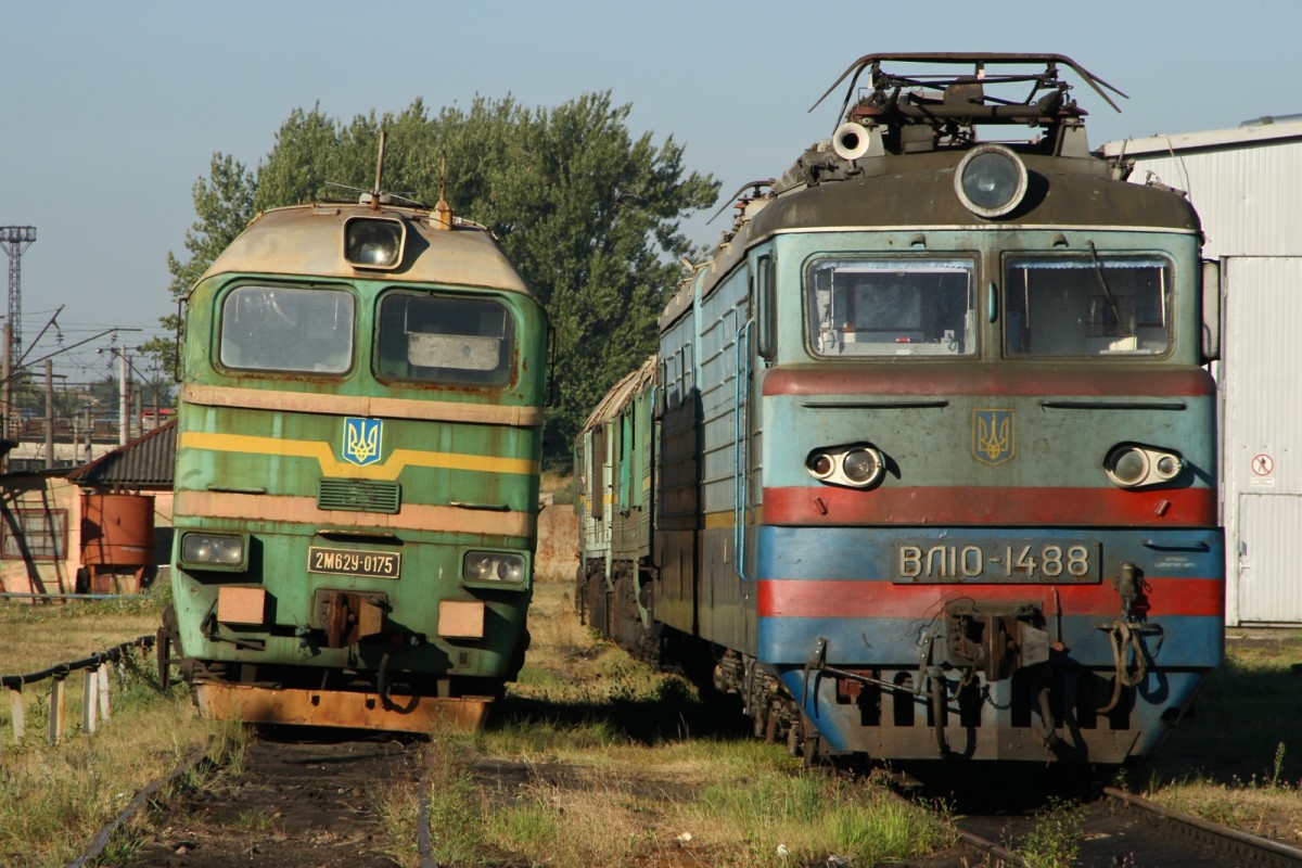 2M62U-0175 und  WL10-1488 warten auf bessere Zeiten. Depot Lviv am 20.08.2015.