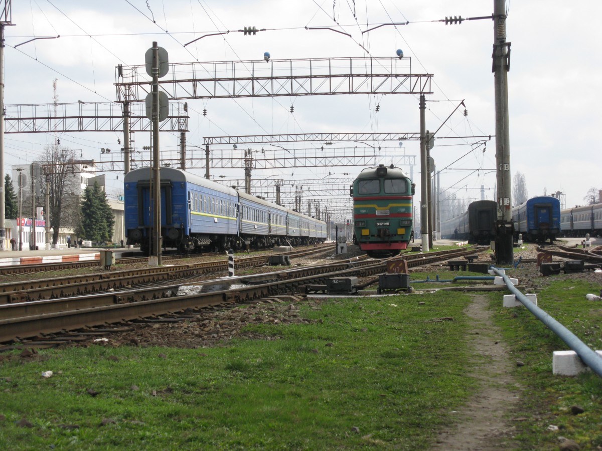 2M62U-0248 der Ukrainischen Bahn am Bahnhof in Chmelnyzkyj am 18.04.2011