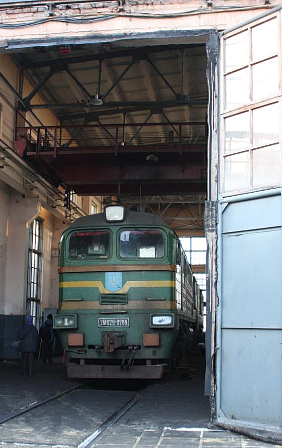 2M62U-0289 lugt am 17.2.2008 aus dem Werkstatt Tor des Depot Lviv (Lemberg).