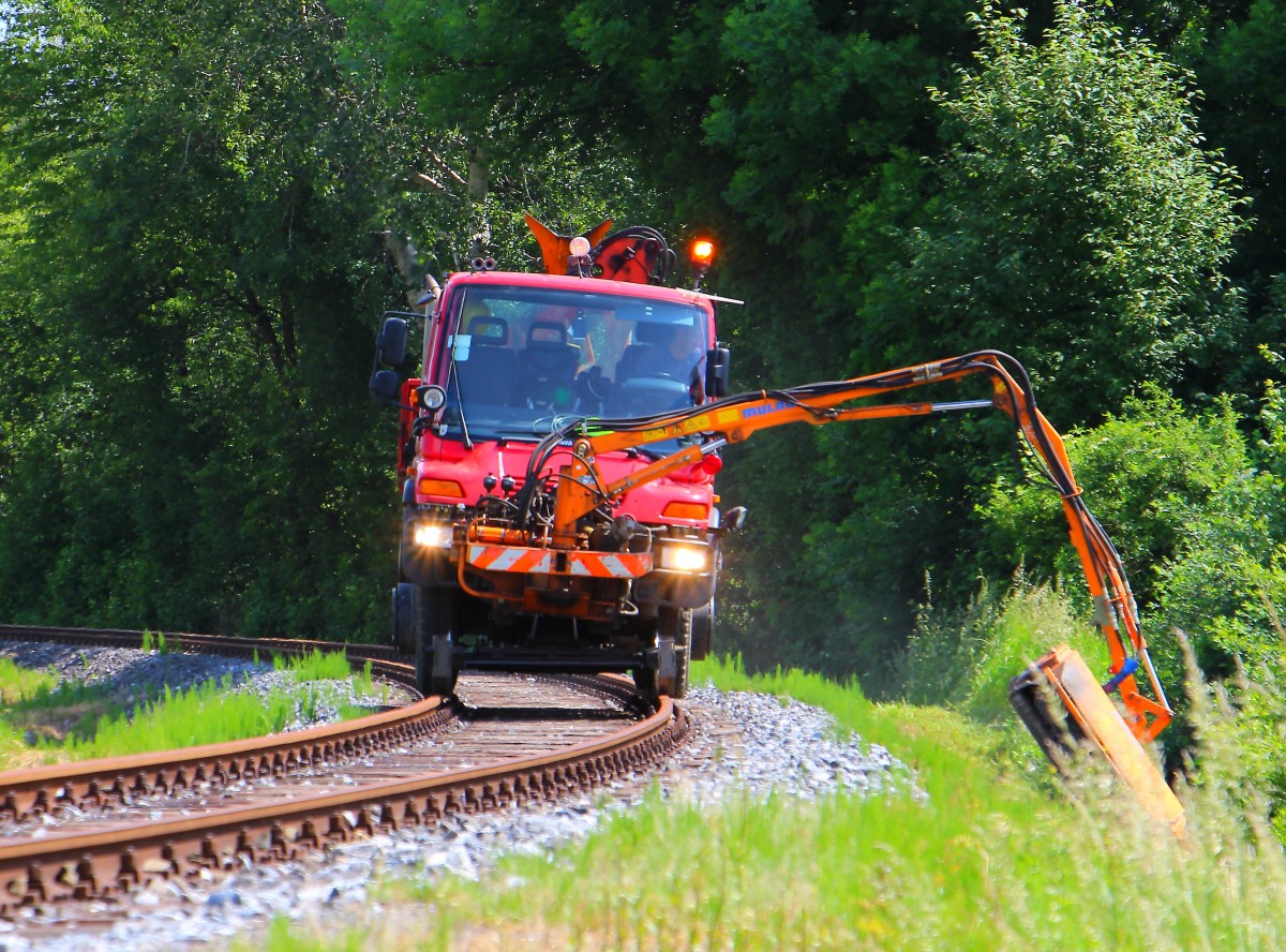 2Wege Unimog bei Freischneidearbeiten auf der Sulmtalbahn bei Gasselsdorf am 26.05.2014