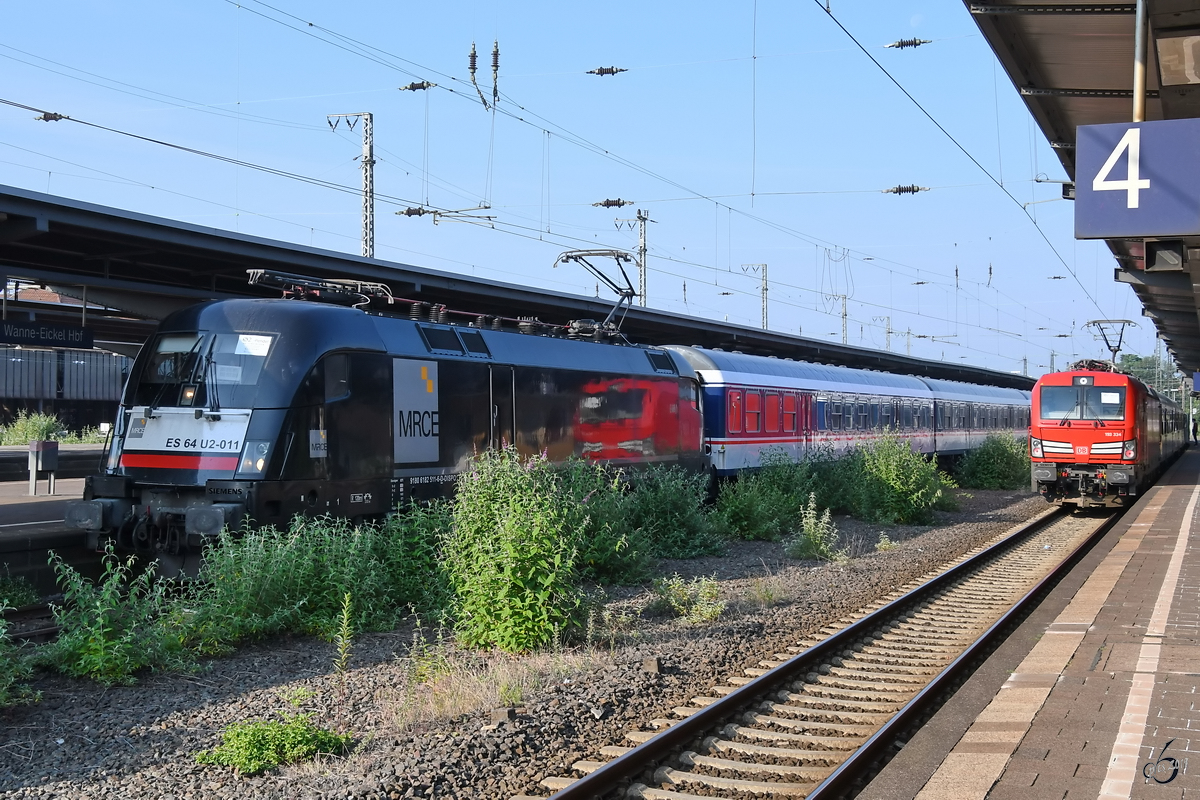 2x S2, angetrieben von der MRCE ES 64 U2-011 und der DB 193 334 warten am Hauptbahnhof Wanne-Eickel auf die Weiterfahrt. (Juni 2019)