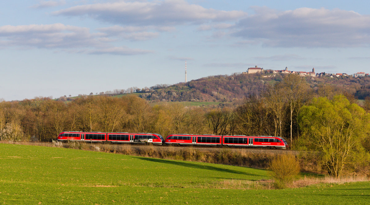 2x unbekannter 642 als RE80 Heilbronn-Crailsheim am 02.04.2021 bei Neuenstein-Untereppach. Im Hintergrund erhebt sich das kleine Städtchen Waldenburg. 