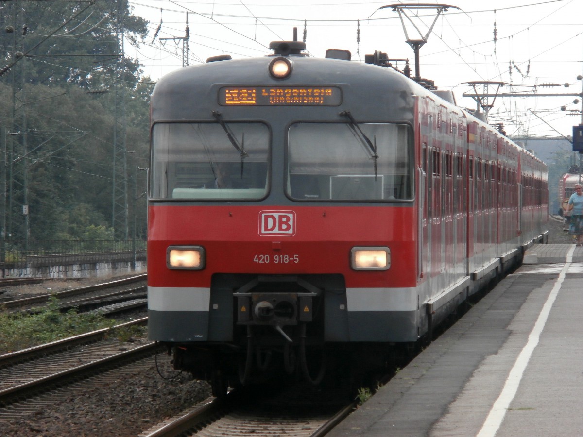 2x Wochentags bekommen 420 918-5 und 420 933-4 ihre Rundfahrten. 1x von Wuppertal Vohwinkel nach Langenfeld und zurück zum Düsseldorf HBF. Bald soll Düsseldorf weitere 420er erhalten, momentan sind in Düsseldorf 8 420er beheimatet. Hier fahren 420 918-5 und 420 993-4 als S68 in den Bahnhof Düsseldorf Oberbilk ein.

Düsseldorf 28.07.2014