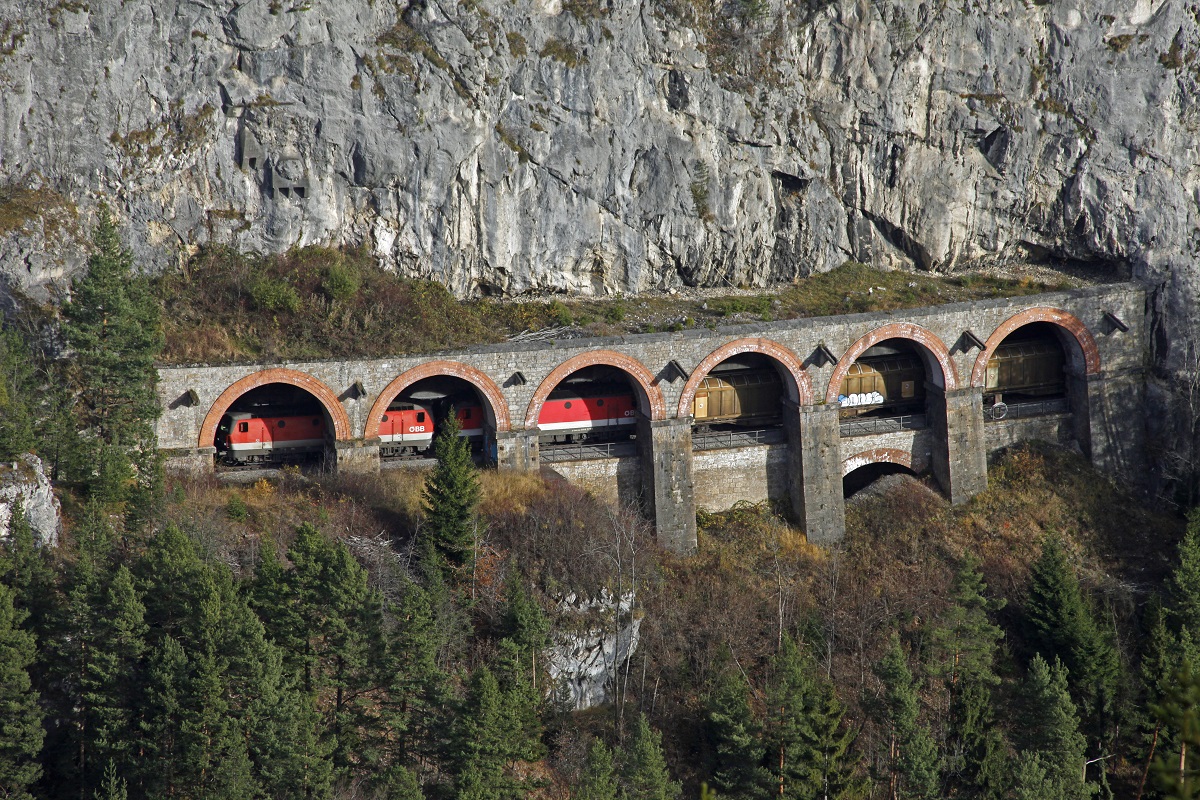 2x1144 mit Güterzug fahren am 23.11.2017 durch den Weinzettelwandtunnel bei der Galerie.Das Bild entstand von der Aussichtswarte am Doppelreiterkogel mit Verwendung eines Teleobjektivs.