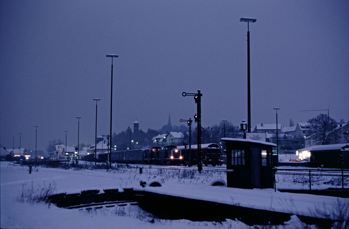 2x212 vor Üg 69005 im Dezember 1985 in Frankenberg. 