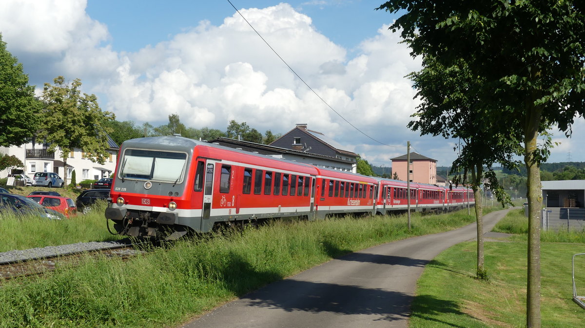 3 628er, die anlässlich des Hessentags 2018 im Verstärker-Einsatz waren, verlassen Twiste in Fahrtrichtung Korbach. Aufgenommen am 1.6.2018 16:47