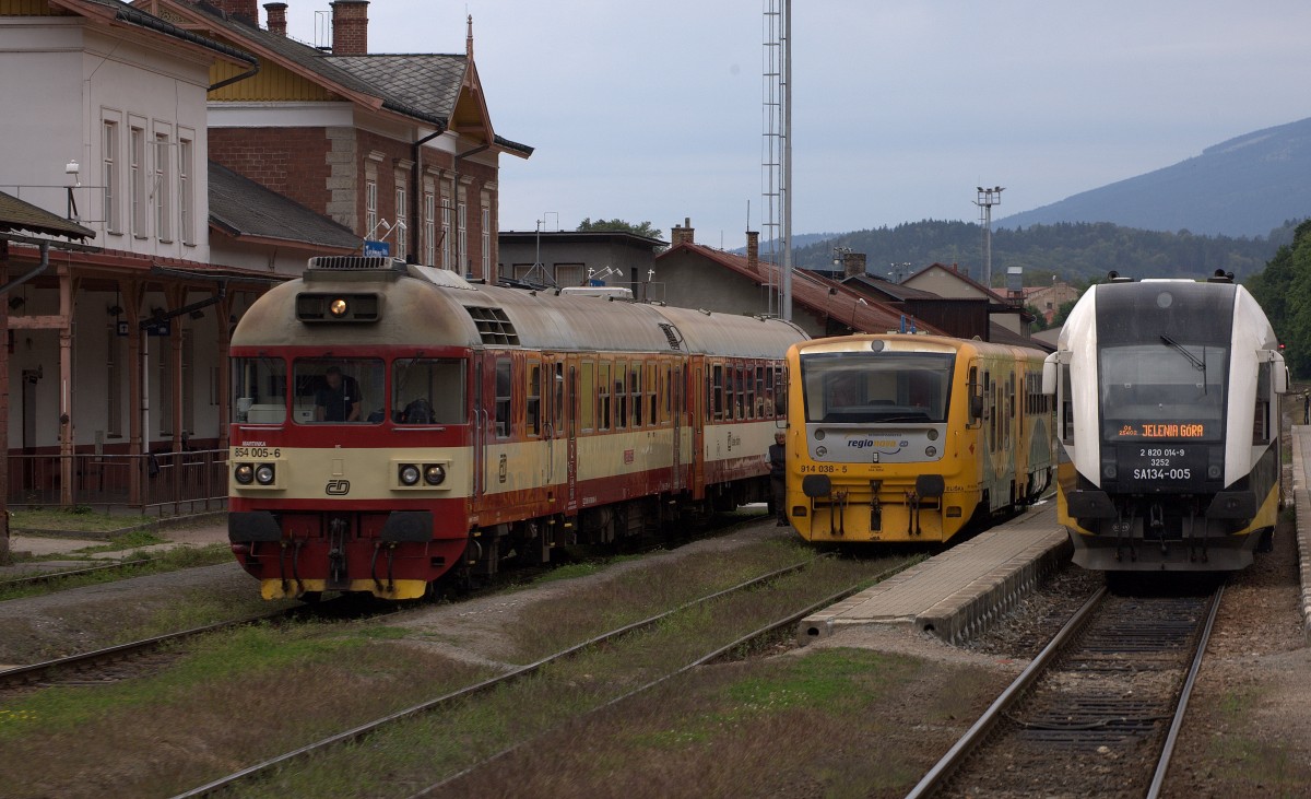 3 Generationen von Triebzügen In Trutnov, Baureihe 850 und 814 aus Tschechien und Baureihe SA 134 aus Polen. 23.08.2014  14:45 Uhr.