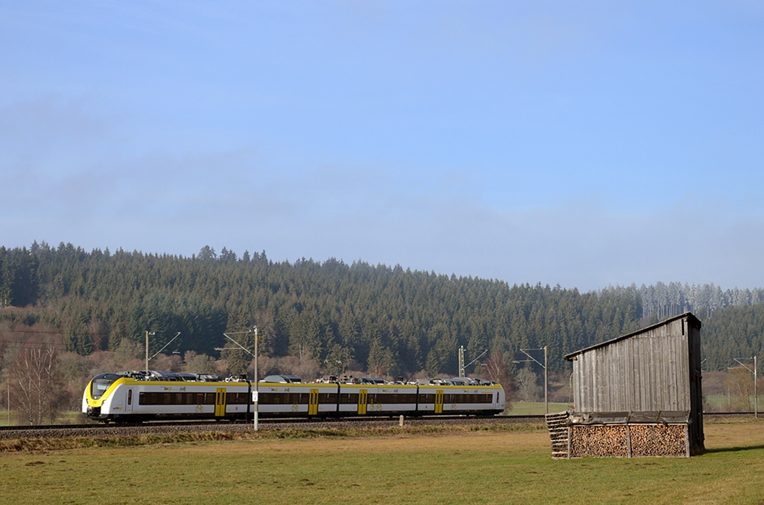 3. Januar 2020:
Seit dem Fahrplanwechsel 2019 sind Triebwagen vom Typ Alstom Coradia Continental auf der Breisgau-S-Bahn-Linie S1 unterwegs. Hier passiert 1440 176 auf der Fahrt von Villingen nach Gottenheim das kleine Dörfchen Aufen.