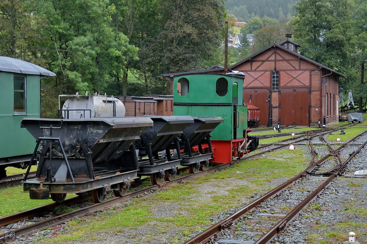 3 Kipploren hängen an der 1903 gebauten O&K  1162 . (Sächsisches Schmalspurbahnmuseum Rittersgrün, September 2020)