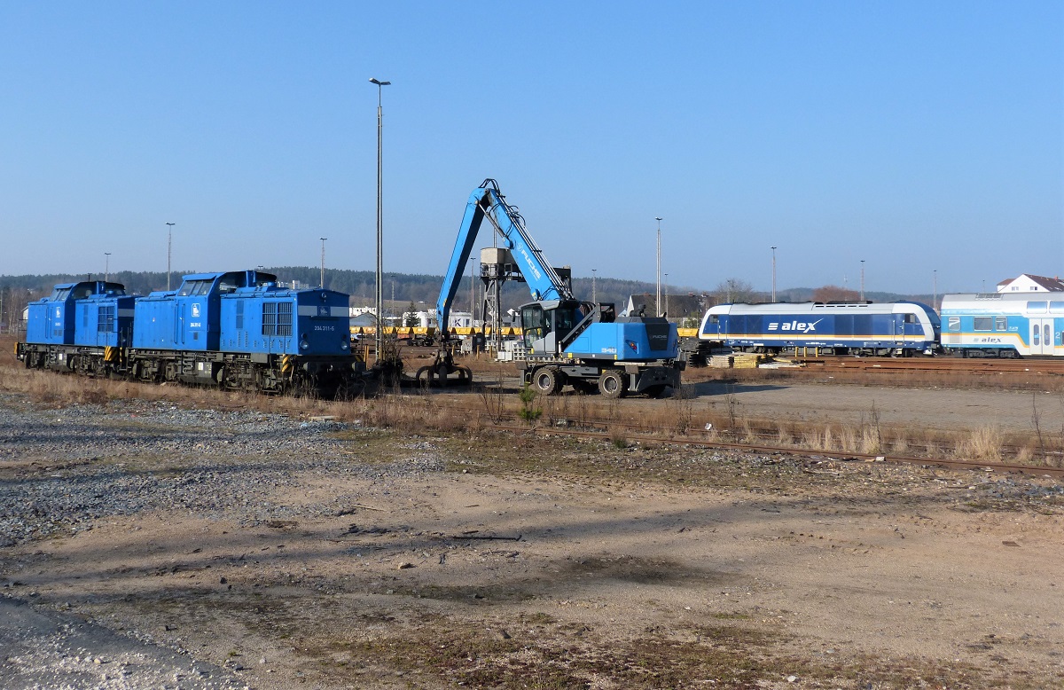 3 Loks, ein Bagger und der Himmel, alles blau am 20.03.2022 in Weiden Oberpfalz