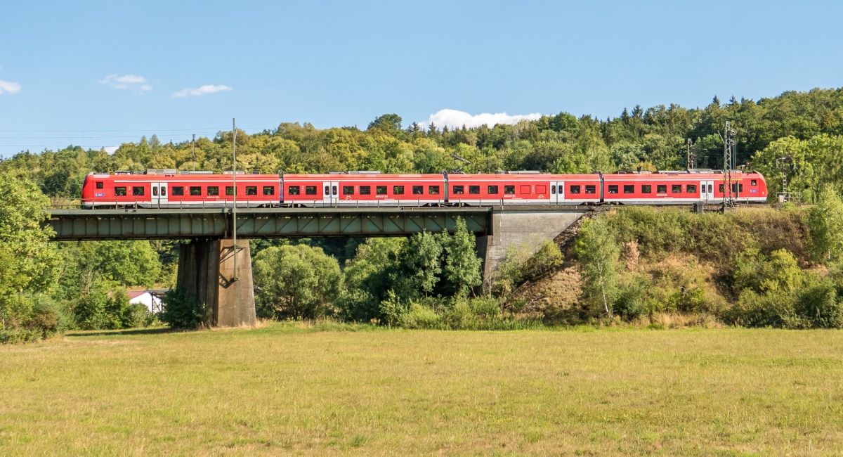 3 Minuten nach der Abfahrt in Treuchtlingen fuhr ein  Mopsgesicht  der Baureihe 440 am 9.8.22 über die untere Möhrenbachbrücke. 