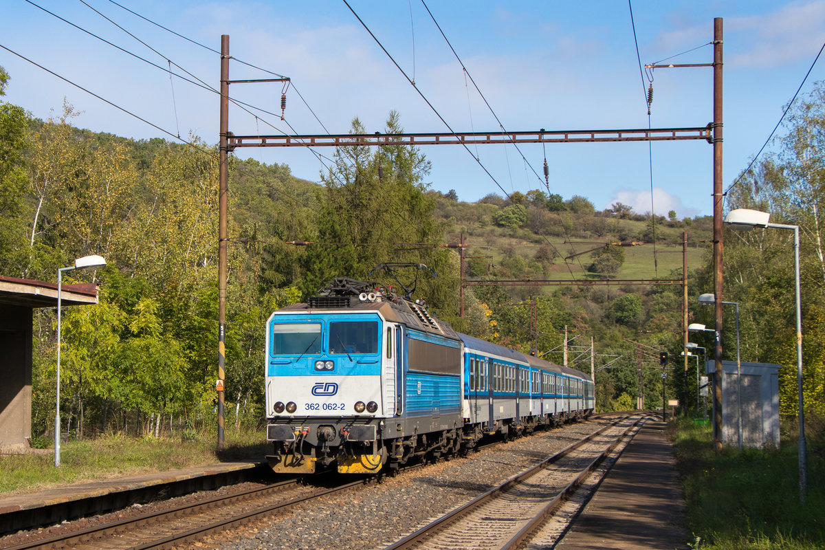 3. Oktober 2019 in Lbín: 362 062-2 ist gerade mit einem Umleiterschnellzug am Bahnhof zu sehen. Gehalten hat der Zug natürlich nicht.
