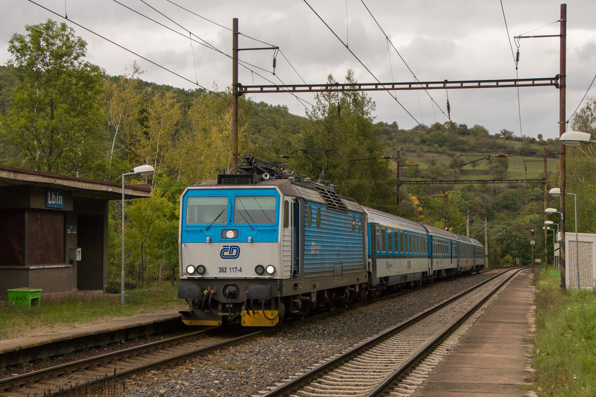 3. Oktober 2019 in Lbín: Wegen Bauarbeiten auf der anderen Strecke gab es die Schnellzüge auch in Lbín zu bestaunen. Hier mit 362 117-4.