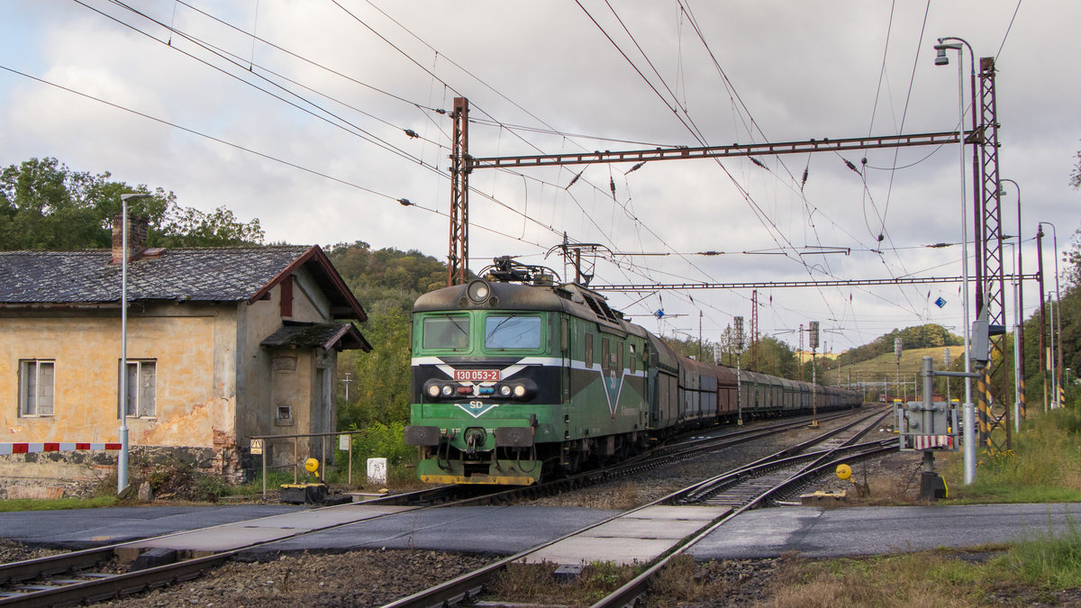 3. Oktober 2019 in Ohníc: Die  noch  grüne 130 053-2 ist unterwegs mit einem Kohlezug. 