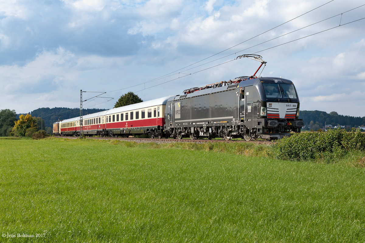 3 Rheingoldwagen im Vectron-Sandwich am 23.09.2017 auf dem Weg nach Kufstein:
Der Hochzeitszug von Nicole & Manuel! Der Weg führte von München aus über das Mangfalltal. Dort konnte die hübsche Garnitur bei Westerham abgepasst werden.
Vorne dran 193 664 (MRCE) und hinten 193 777 ( La Crema ).
Auch der Tf war anscheinend passend zum Anlass ausgewählt. Laut pfeifend und aus dem Führerstand winkend wurden die Fotografen gegrüßt!