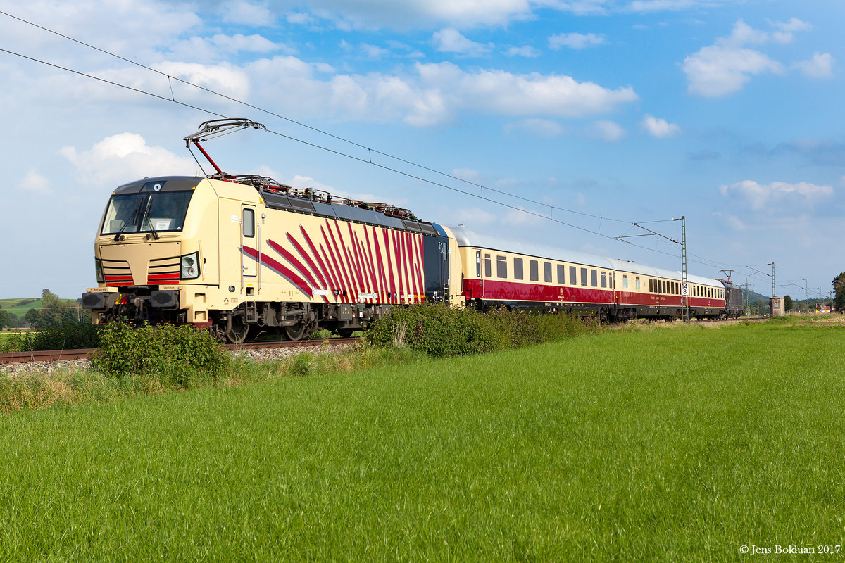 3 Rheingoldwagen im Vectron-Sandwich am 23.09.2017 auf dem Weg nach Kufstein:
Der Hochzeitszug von Nicole & Manuel! Der Weg führte von München aus über das Mangfalltal. Dort konnte die hübsche Garnitur bei Westerham abgepasst werden.
Vorne dran 193 664 (MRCE) und hinten 193 777 ( La Crema ).
Auch der Tf war anscheinend passend zum Anlass ausgewählt. Laut pfeifend und aus dem Führerstand winkend wurden die Fotografen gegrüßt!
