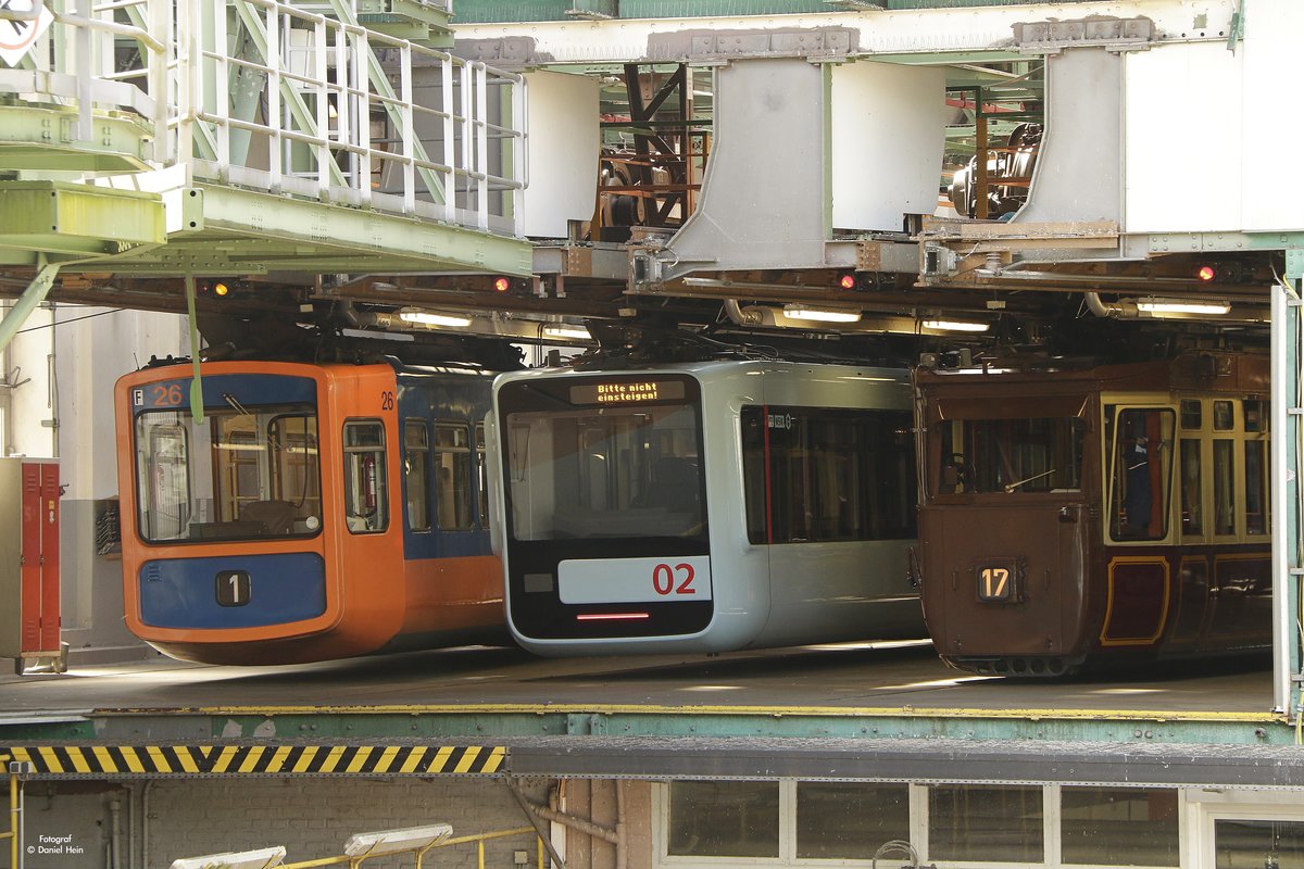3 Schwebebahnen (Generationstreffen) Gtw 72/26, Vossloh Gtw 15/02 und rechts der Kaiserwagen in der Wagenhalle in Wuppertal Vohwinkel, August 2017.