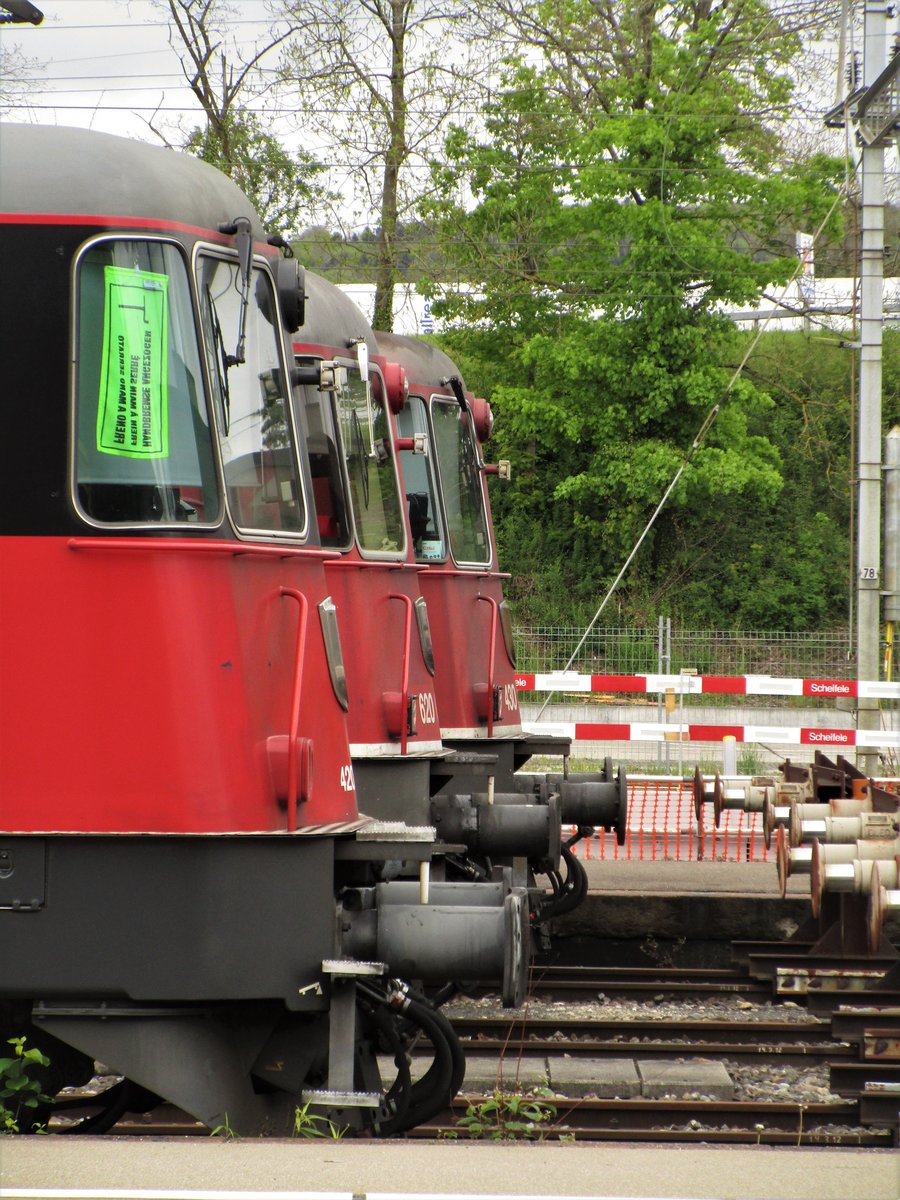 3 verschiedene Baureihen, aber doch noch sehr ähnliche Fronte... 
SBB Re 430 367-3, SBB Re 420 203-2 LION und SBB Re 620 056-2 auf drei verschiedenen Abstellgleise in Bülach. Sonntag, 7. Mai 2017
Aber welche ist nun welche? ;D
