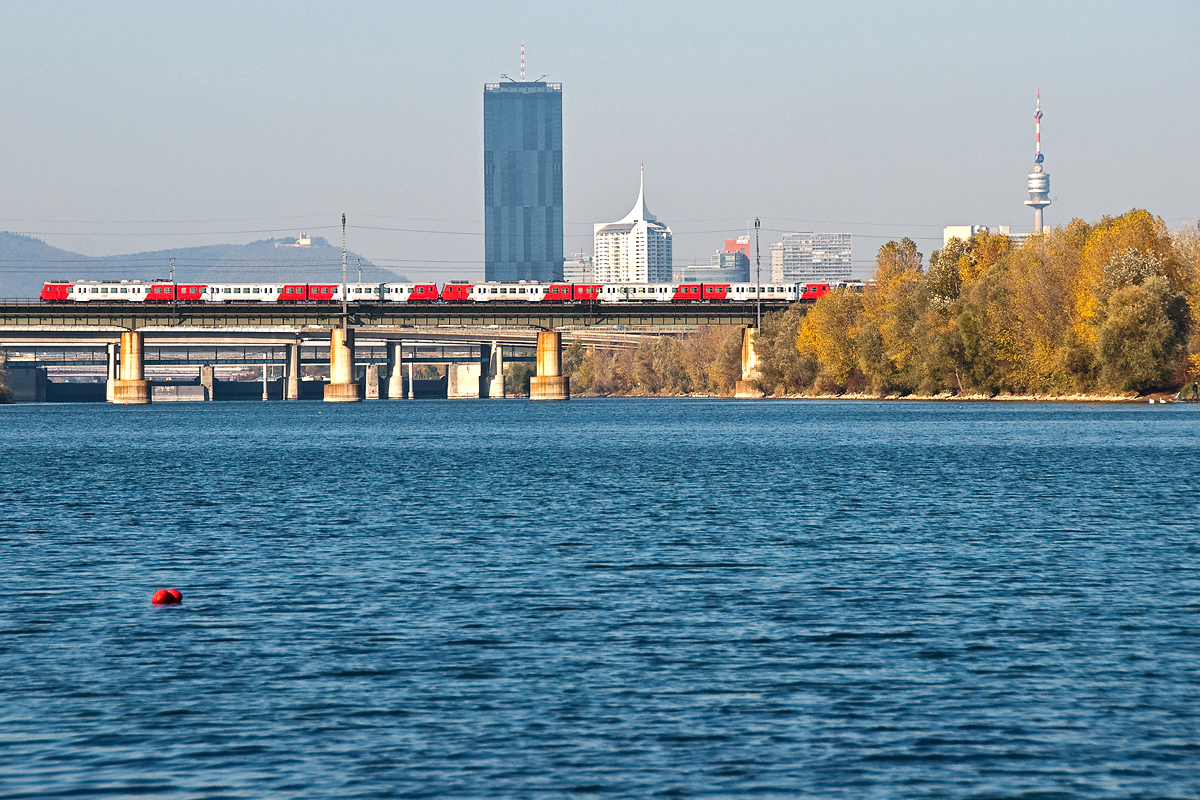 3 x 4020 ber die neue Donau in Wien. Im Hintergrund zu erkennen, der Leopoldsberg, der DC Tower 1 und der Donauturm. Das Foto entstand am 31.10.2013.