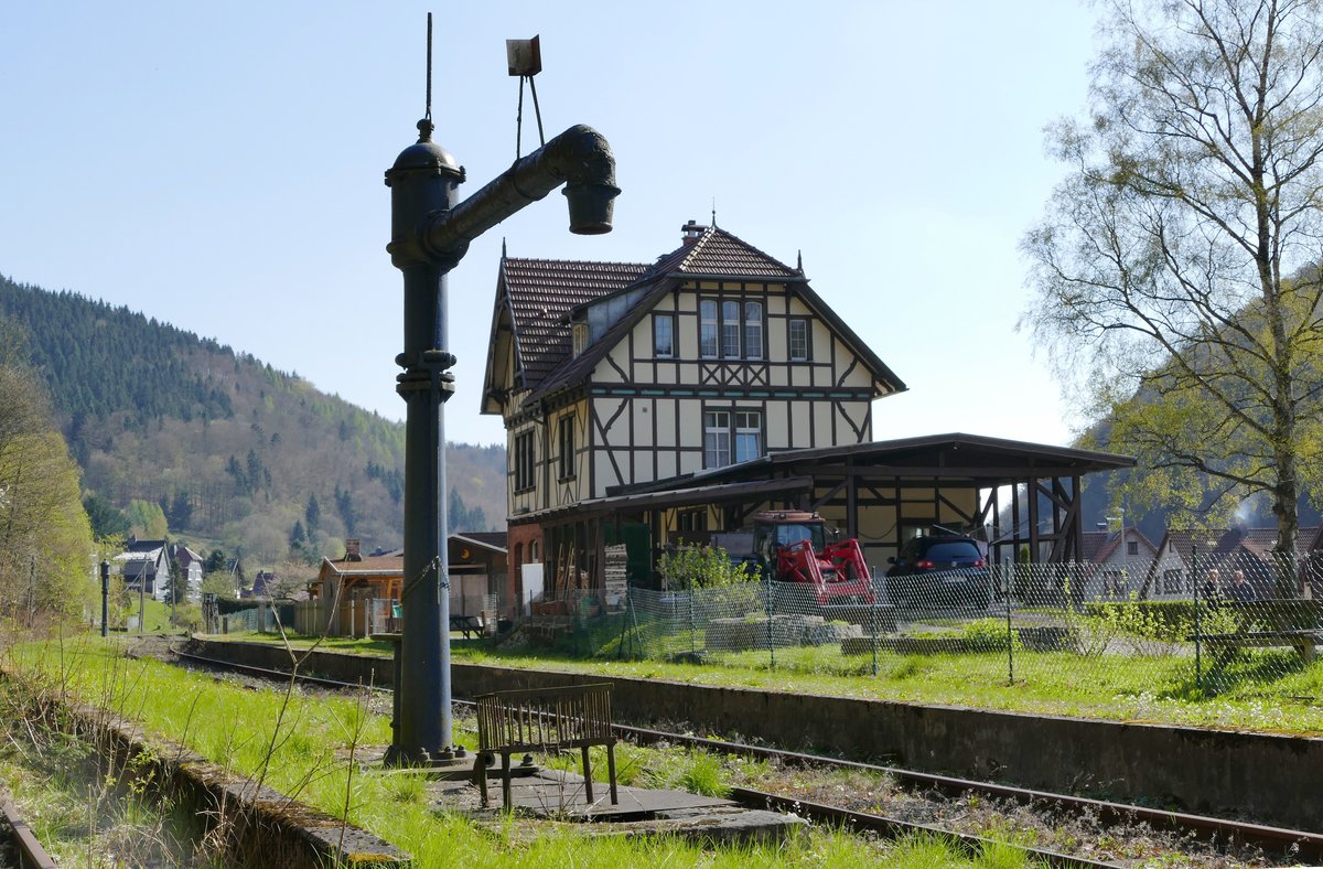 30. April 2017: Das Bahnhofsgebäude von Schleusingerneudorf lockte mich zu einem Foto. Es entpuppte sich als eine besuchenswerte Gaststätte mit Pension. Von Zeit zu Zeit veranstaltet die Rennsteigbahn hier auch Sonderfahrten.