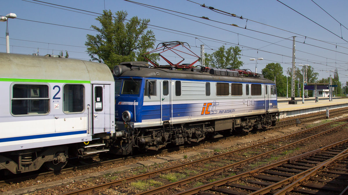 30. April 2018: Der IC mit EP07-1019 steht im Bahnhof Warschau Wschodnia. 