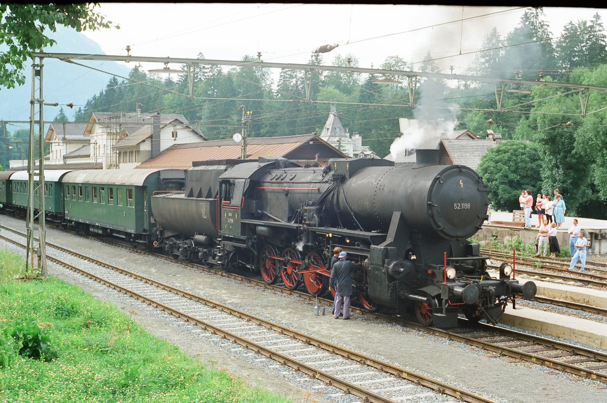 30. August 1992, Am Bahnhof Bad Aussee begegneten wir dieser Sonderfahrt mit der Lokomotive 52.1198 der ÖGEG. Sie hat sich die Verschnaufpause  nach der Bergfahrt verdient.